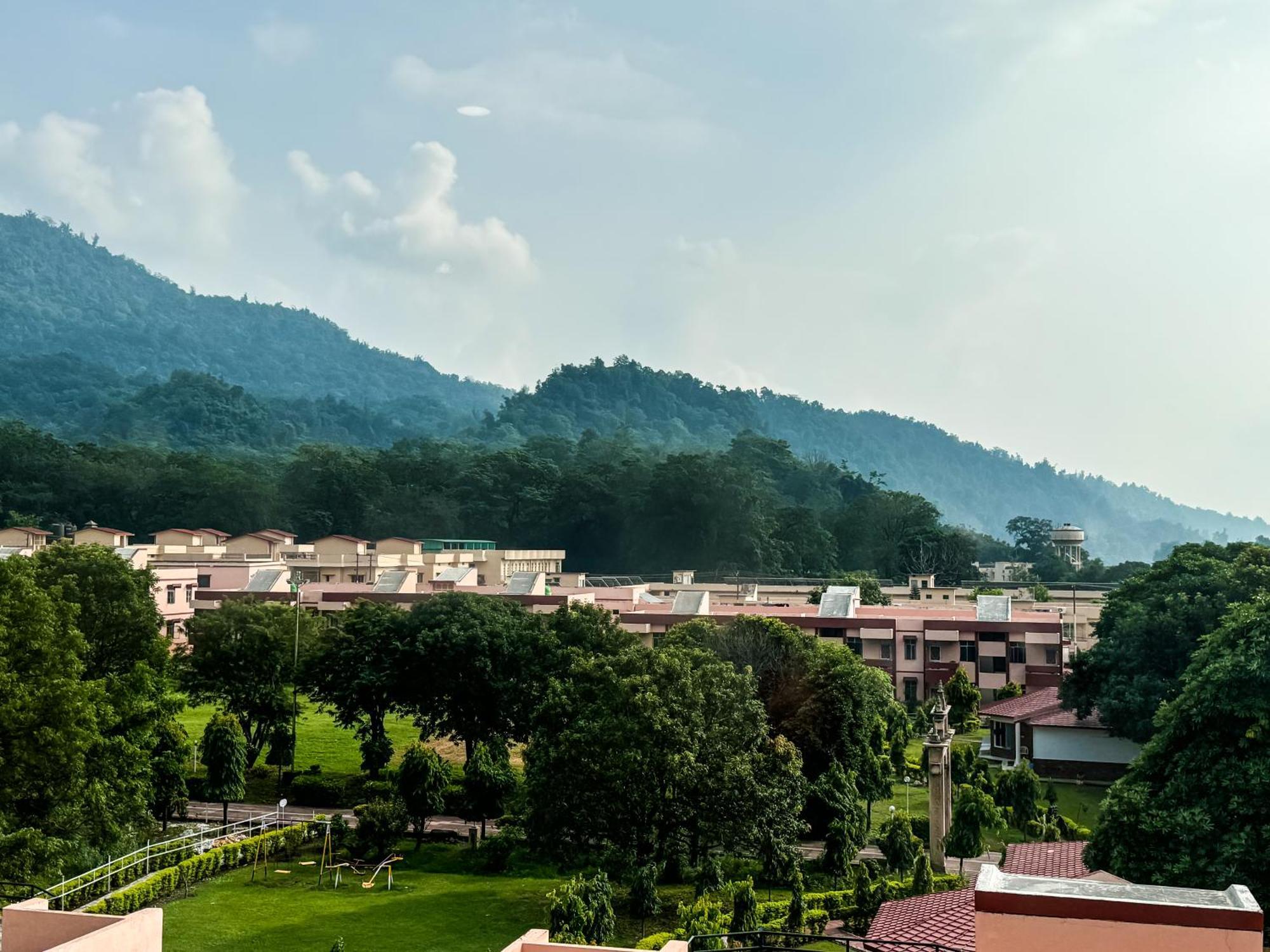 Hotel Nirvana Bliss, Behind Parmarth Niketan Rishikesh Exterior photo
